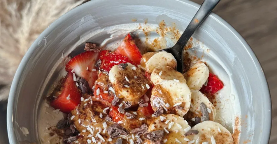 Strawberry greek yogurt bowl high protein
